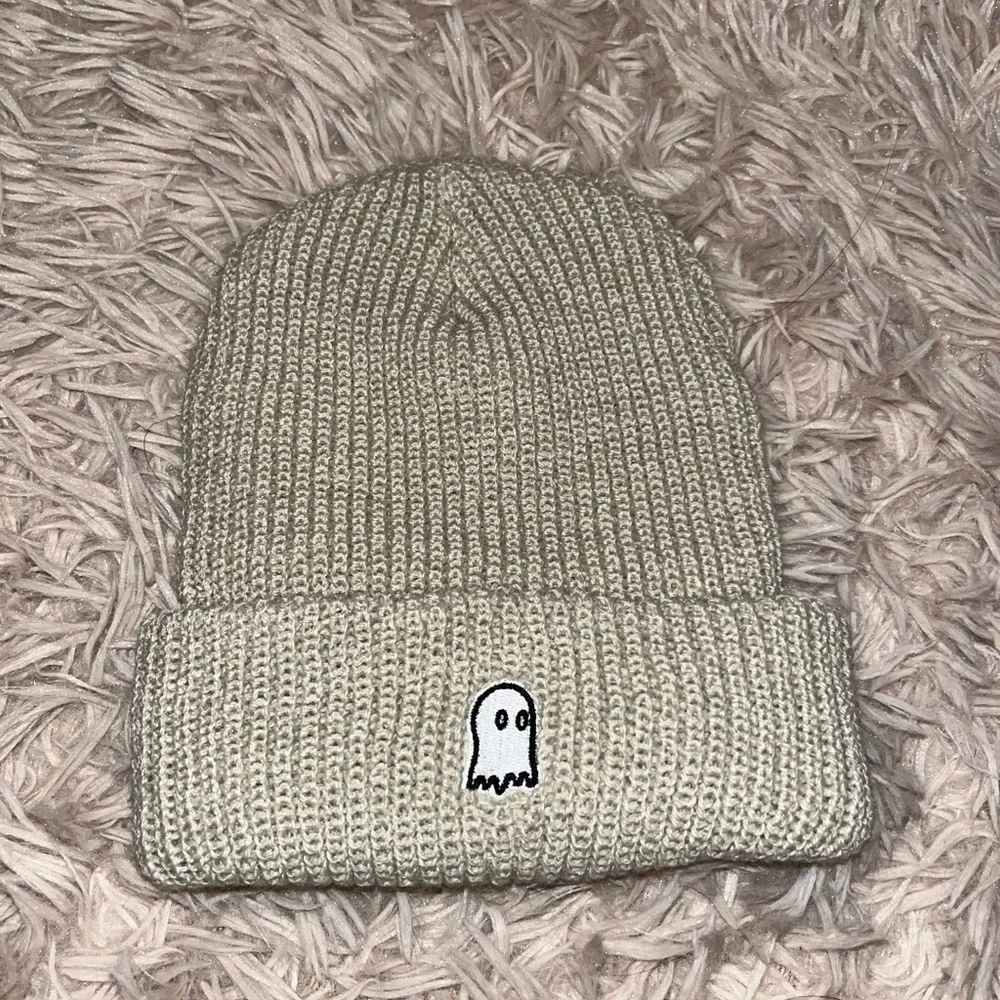 Lonely ghost beanie - Picture 1 of 4